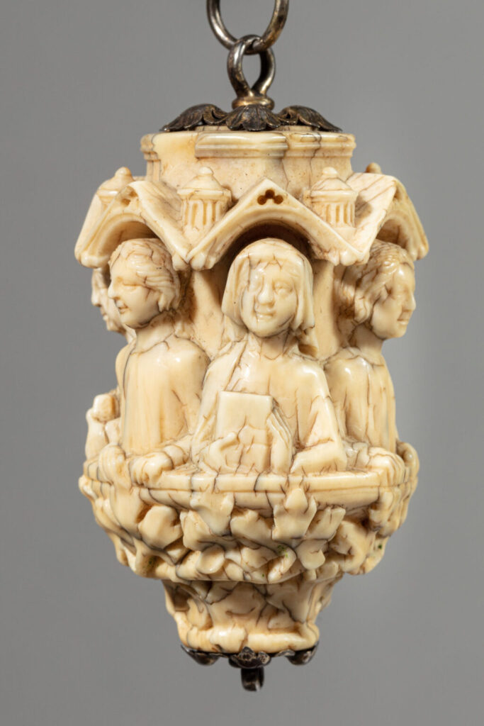 SALE OF IVORY OBJECTS